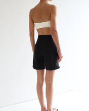 Load image into Gallery viewer, Pleated Bermuda Shorts Bottom - Black Linen